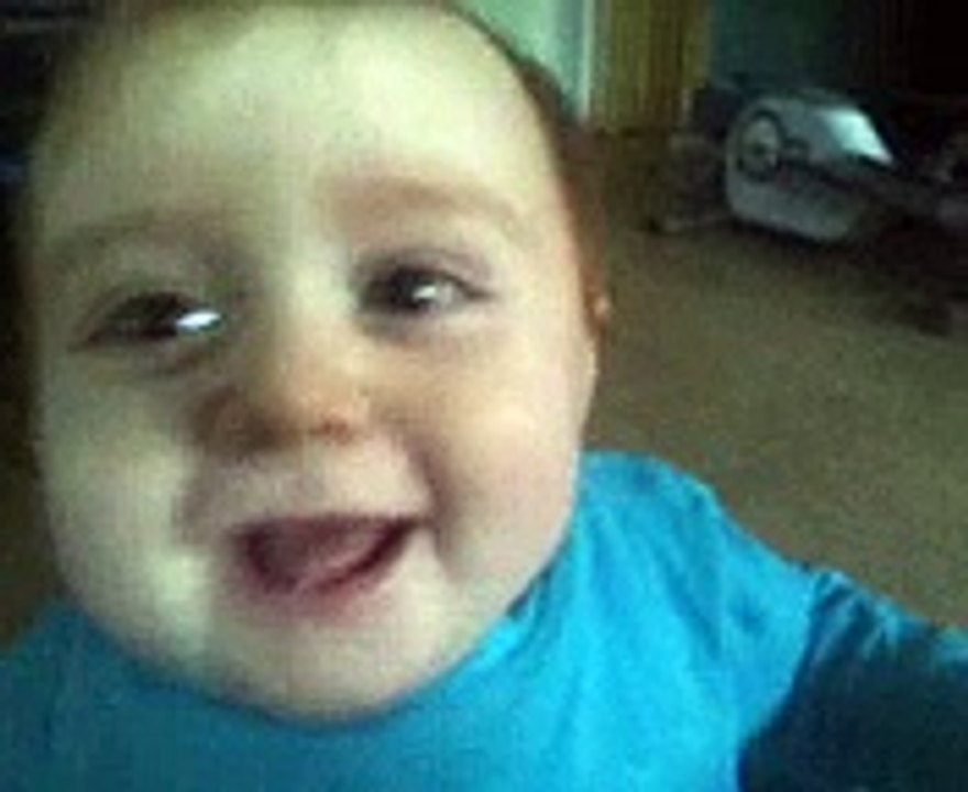 Bébé mattéo 8 mois rigole