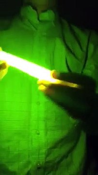 Mettre un baton lumineux au micro onde n'est pas une bonne idée