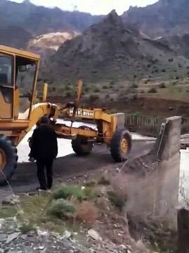 Meilleur pilote du monde: Traverser ce pont avec un tracteur