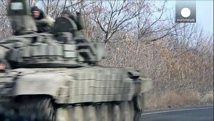 A vasárnapi bombázás után tanksor tart Donyeck felé