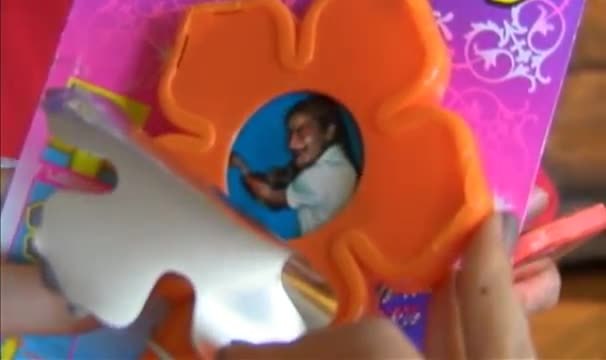 Evil Stick : Le jouet pour enfant où une fille s'ouvre les veines (vostfr)