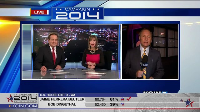 Elle lui lèche l'oreille en direct pendant une soirée électorale