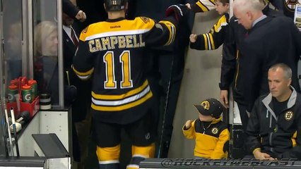 下载视频: Un enfant checke avec ses joueurs de hockey préférés