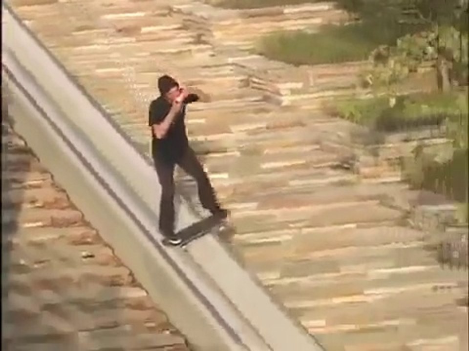 Un skater descend une bière en ridant