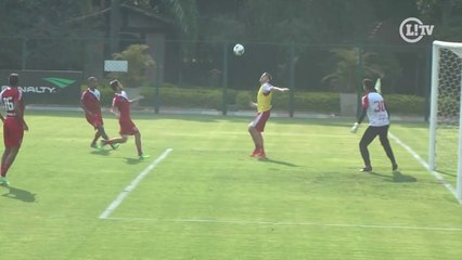 Rafael Toloi acerta chute acrobático durante treinamento