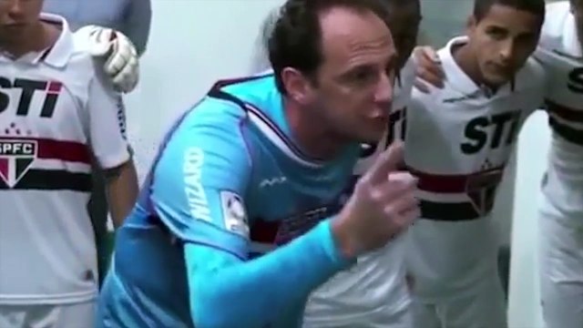 É de arrepiar! Nos bastidores, Rogério mostra que também é líder fora de campo