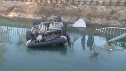 Bayan Sürücü Fren Yerine Gaza Bastı, Kamyonet Kanala Düştü