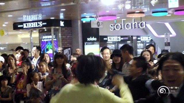 フラッシュモブ サプライズ プロポーズ　One Direction C'mon C'mon あべのハルカス from台湾 ”Flashmob Surprise Proposal