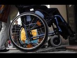 Napoli - Accesso ai disabili nei negozi con una pedana speciale -1- (10.11.14)