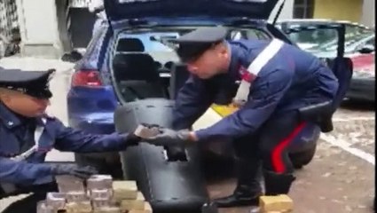 Napoli - 400 panetti di hashish nel serbatoio gpl di un’auto (10.11.14)