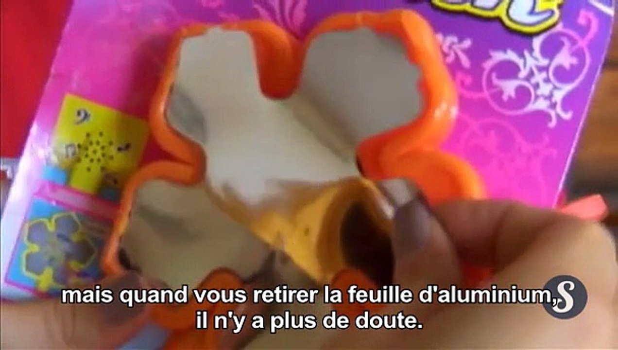 Un jouet pour enfant avec une fille qui se coupe les veines dedans
