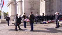 François Hollande dépose une gerbe au pied de la tombe du Soldat inconnu