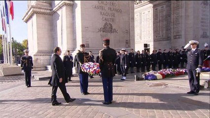 Download Video: François Hollande dépose une gerbe au pied de la tombe du Soldat inconnu