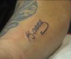 Atatürk'ün imzasını vücutlarına işlettirdiler