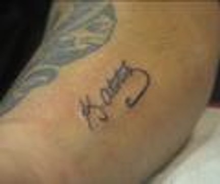 Atatürk'ün imzasını vücutlarına işlettirdiler