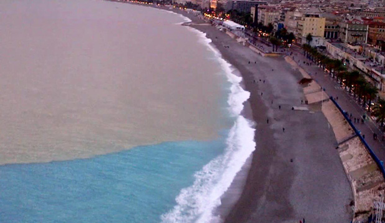 Mer bicolore à Nice