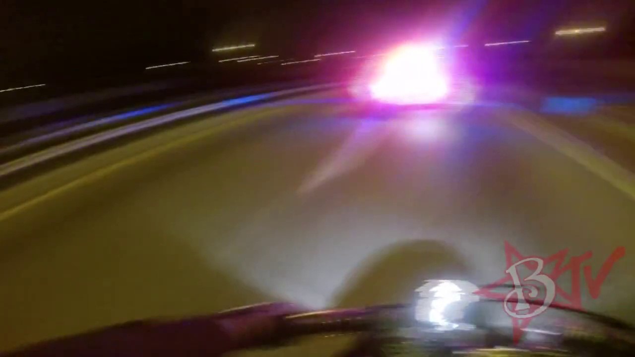 Course-poursuite entre des policiers et un motard qui prend la fuite!