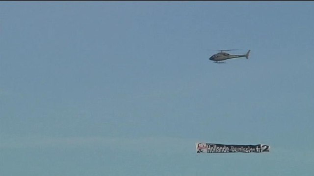 Un avion survole le mémorial de Notre-Dame-de-Lorette avec une banderole Hollande démission.fr