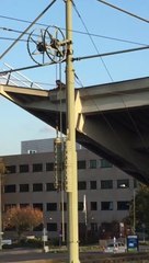 Il est suspendu à un pont qui se lève