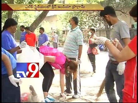 Jwala Gutta brooms roads for Swachcha Bharat in Hyderabad