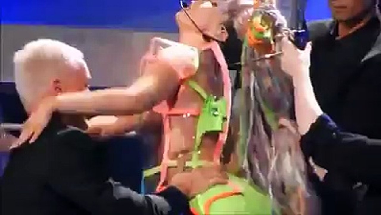 Lady Gaga se change sur scène !