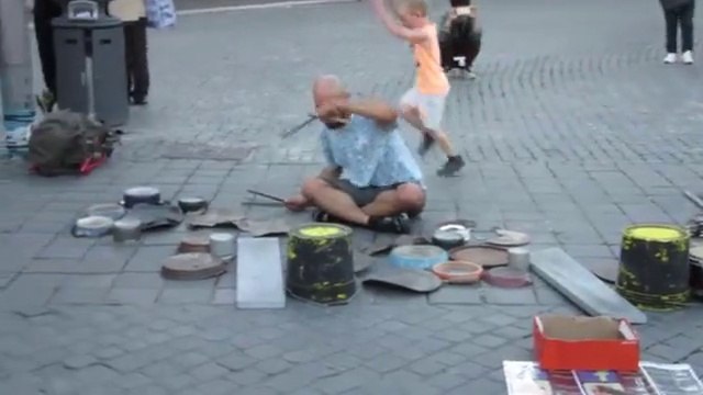 Street Drummer VS dancing kid : unbelievable double performance!