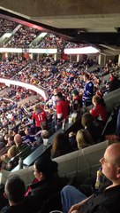 Video herunterladen: Bagarre entres fans de hockey : ils se jettent dans les escaliers - Leafs vs Sens