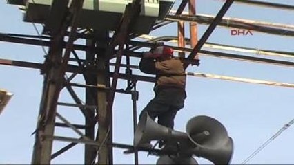 Elektrik Direğine Çıkıp İntihar Etmek İstedi