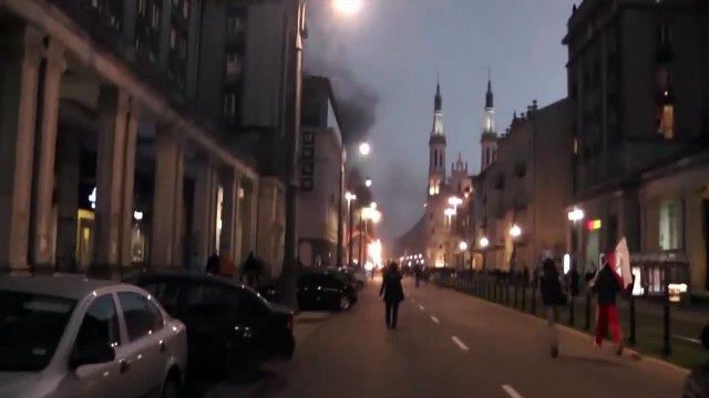 Podpalenie tęczy na placu Zbawiciela 2014 11 listopada - zobacz jak pali się tęcza - Marsz niepodległości 2014