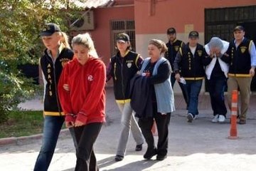 Şarkıcı Kadın Serbest, Oğlu Cinayetten Tutuklandı