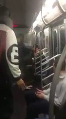 Un géant giffle une femme dans le métro new-yorkais