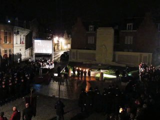 Rallumage de la flamme du monument aux morts de la place du 73e, à Béthune, le 11 novembre 2014.