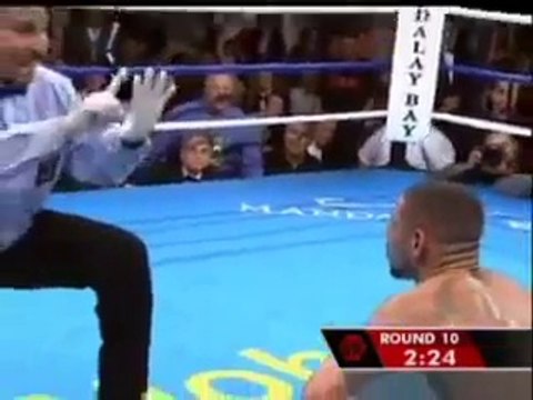 Ce boxeur est presque K.O mais ce qu'il va faire est irréel