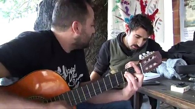 Kesilen zeytin ağaçları için şarkı besteledi