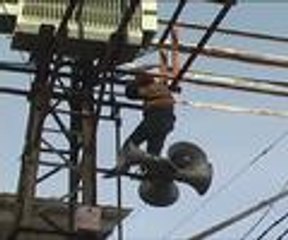 İçkiyi fazla kaçırdı hava almak için trafoya çıktı