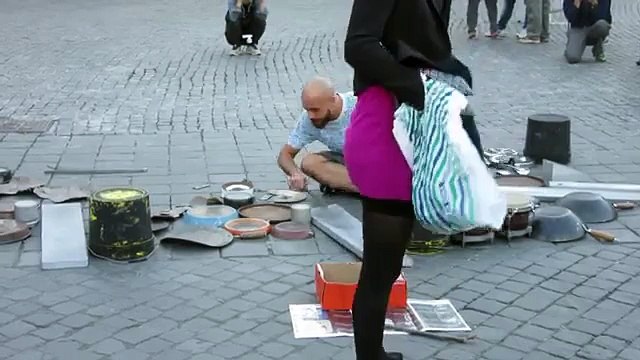 Un batteur de rue rejoint par un enfant danseur