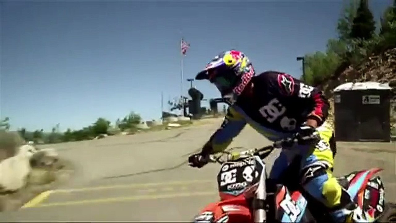 Robbie Maddison descend une piste de bobsleigh en moto