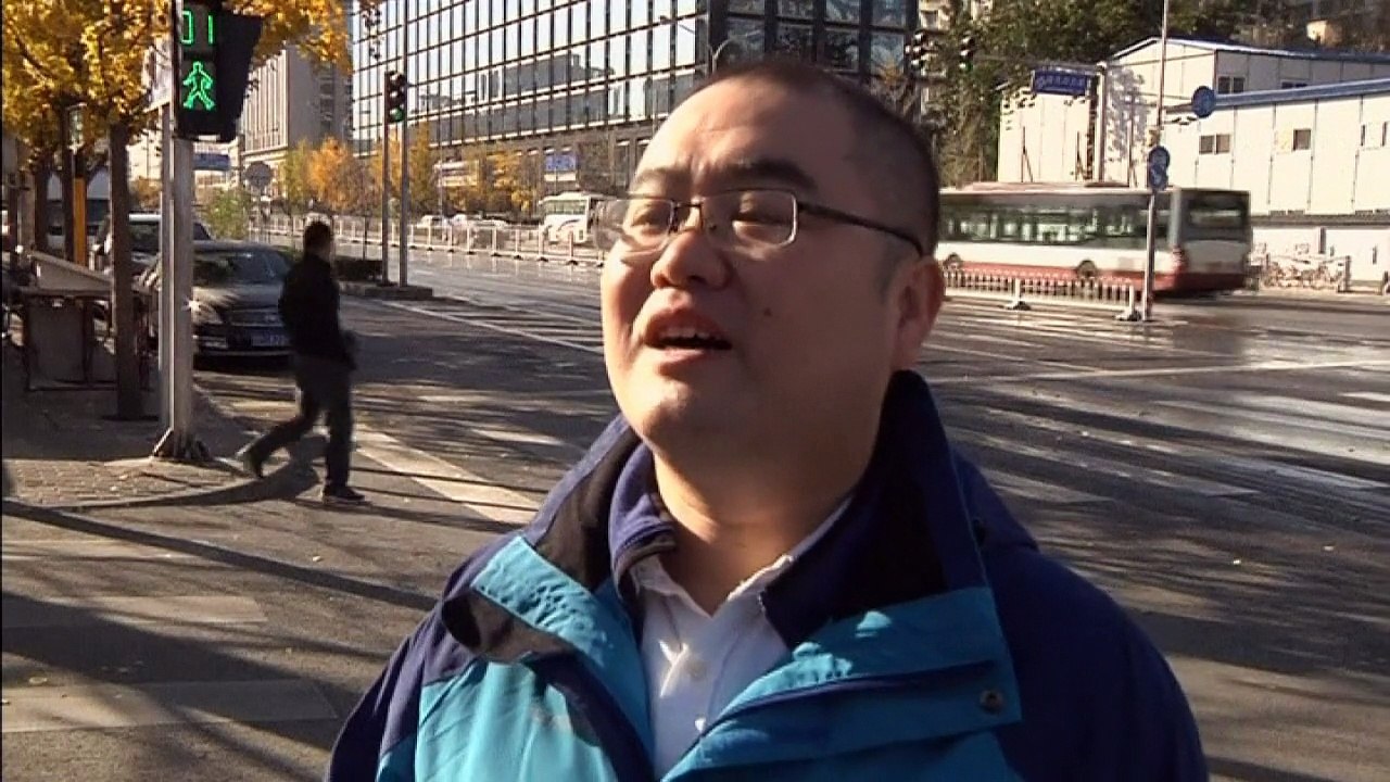 Gum-chewing Obama caught on camera at Beijing summit