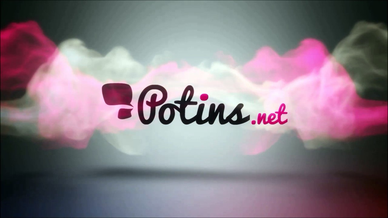 Un bébé apprend à  ramper sous l'oeil bienveillant de son chien !