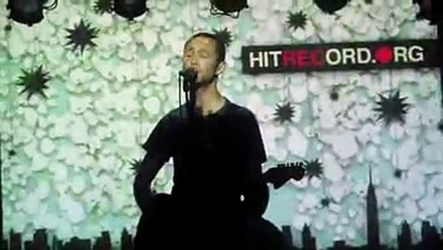 Joseph Gordon-Levitt chante La Valse à Mille Temps