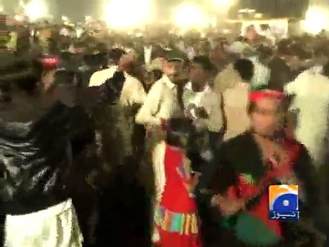Police baton-charge unruly PTI Supporters at Nankana Sahib rally-Geo Reports-12 Nov 2014