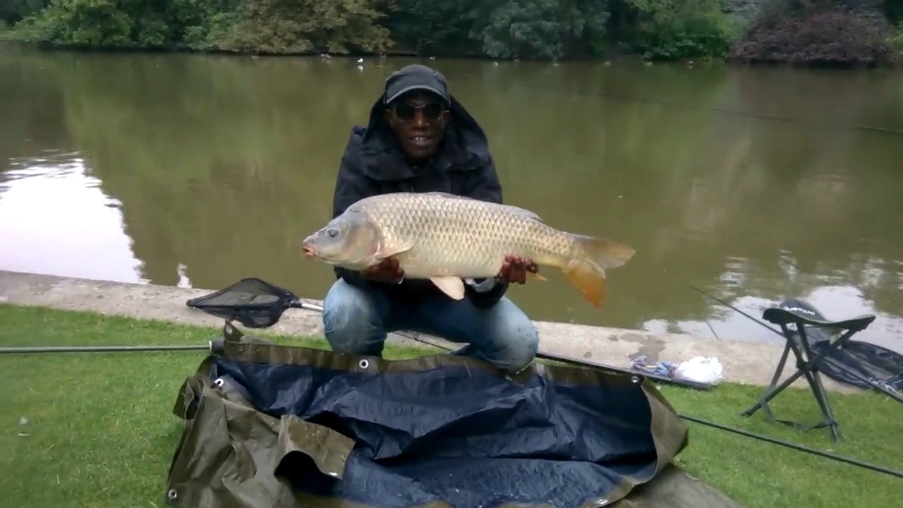 Mohamadou, le pêcheur noir des  Buttes-Chaumont