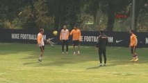 2galatasaray, Trabzonspor Maçı Hazırlıklarına Milli Oyunculardan Yoksun Yaptığı Antrenmanla Devam...