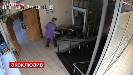 La tête coincée dans un monte-charge