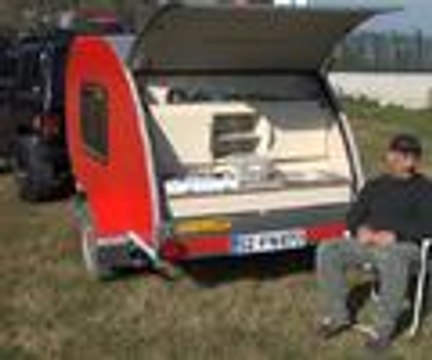 Çadırda kalmaktan bıkınca karavan yaptı