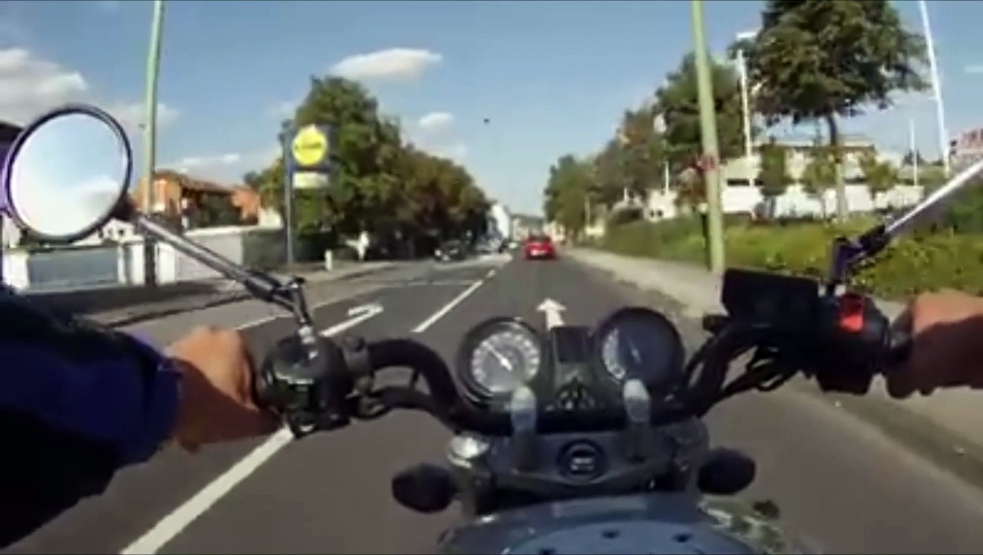 Un motard fou paye son inconscience - Vidéo Dailymotion