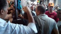 Criança fica com braço preso na porta do metrô