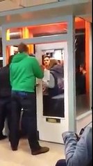 Il frappe une fille dont la tête éclate une vitre