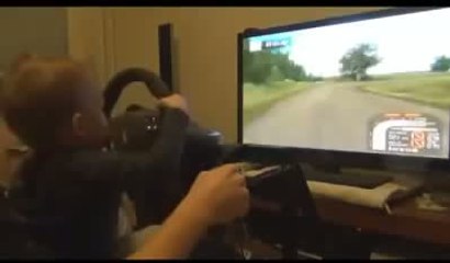 Il sait à peine marcher et montre déjà un don pour le pilotage !