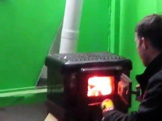 Ivre, il place une bombe aérosol dans un feu